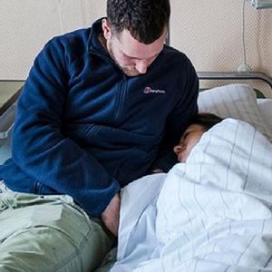 To zdjęcie polskiej pary w szpitalu opublikował amerykański magazyn. Opis powinien przeczytać każdy