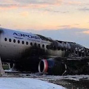 Kolejne szokujące nagranie z pożaru samolotu w Rosji. Widać ostatnią ocalałą z kastastrofy
