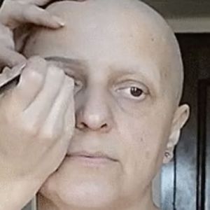 Pomalowała chorą na raka mamę i założyła jej perukę. Kobieta zmieniła się nie do poznania