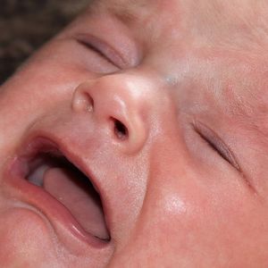 płaczący noworodek