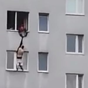 Mężczyzna chciał wyskoczyć z okna bloku w Krakowie. Wszystko zostało nagrane