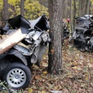 Groźny wypadek w okolicach Bydgoszczy. Auto dosłownie rozpadło się na dwie części!