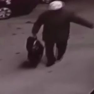 dziecko porzucone na ulicy w torbie