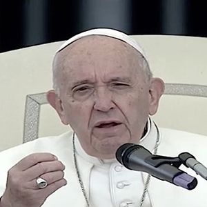 Papież Franciszek przeprasza za uderzenie kobiety