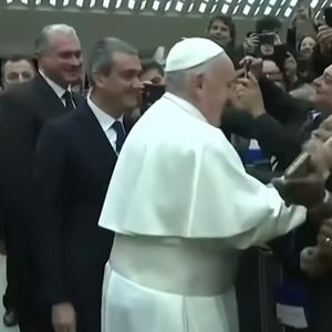 Papież Franciszek całuje zakonnicę