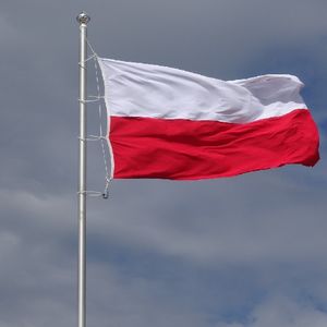 Dlaczego w Warszawie wiszą flagi 1 marca? Odpowiedź nie powinna nikogo zaskakiwać