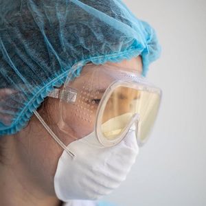 Pielęgniarka po dniu pracy trafiła na ostry dyżur. Maseczka poparzyła jej twarz