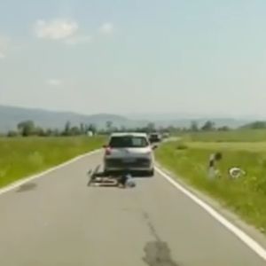 kierowca zaatakował rowerzystów