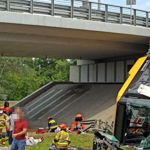 Warszawa: Autobus wypadł z Mostu Grota-Roweckiego. Trwa akcja ratunkowa!