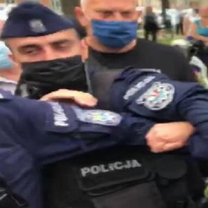 Siedmiu policjantów ruszyło na kobietę. Drastyczne sceny na wiecu Andrzeja Dudy