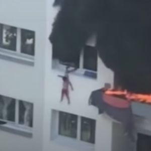 Dwoje dzieci wyskoczyło z okna. Nagranie z pożaru budynku jest porażające