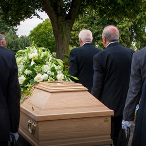 Wierni całowali zmarłych na COVID-19 biskupów w czasie pogrzebu