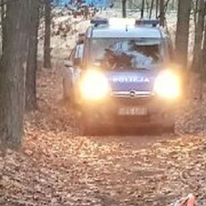 Policja znalazła ciało 17-latka w lesie. Tuż obok niego leżał cross