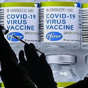 Śmierć po szczepionce Pfizera i BioNTech? Szwajcarzy dementują plotki o 91-latku