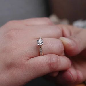 pierścionek zaręczynowy wart 350 zł