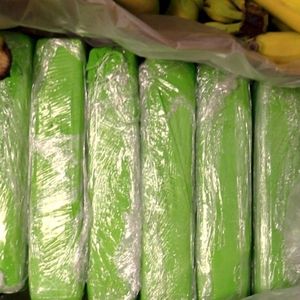 Kokaina ukryta w bananach. Narkotyki trafiły do znanej sieci sklepów
