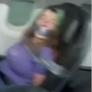 Agresywna pasażerka samolotu: personel przykleił kobietę taśmą do fotela
