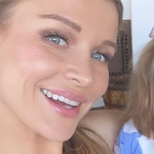 Joanna Krupa prowadzi córkę na smyczy! „Będę wychowywać moje dziecko, jak chcę”