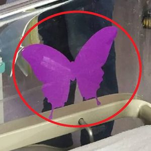 Fioletowy motyl przy łóżku noworodka