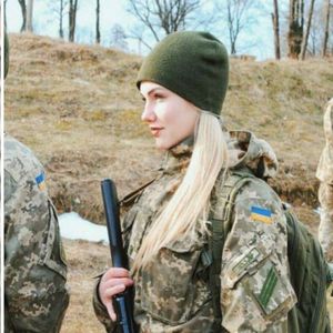 Ukrainki chwytają za broń. Coraz więcej kobiet chce walczyć z Rosjanami