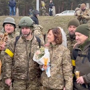 Ślub na froncie! Ukraińscy żołnierze nie chcieli czekać, postanowili się pobrać