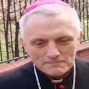 Biskup Jamrozek odbija piłkę