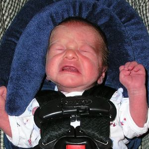 płaczące niemowlę w nagrzanym aucie