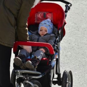 Mama z Warszawy znalazła niespodziankę od „życzliwych” sąsiadów w wózku dziecka