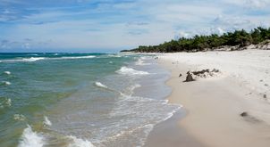 Plaża Stilo: dzika plaża 10 km od Łeby bez tłumów, a tuż obok... niezwykła latarnia