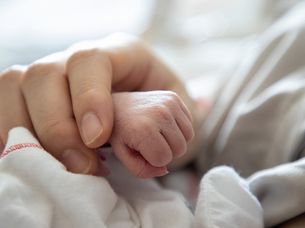 Dotyk, który leczy. Jak ważne jest kangurowanie w życiu wcześniaka