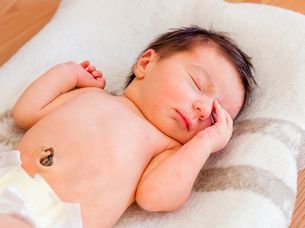 Jeden z lęków początkujących rodziców: kikut pępowinowy. Jak prawidłowo o niego dbać?