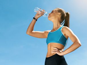 Nawodnienie w sporcie – postaw na naturę
