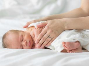 Niewidzialna tarcza ochronna. Jak dbać o mikrobiom skóry niemowlaka już od pierwszej pieluszki?