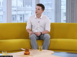 Nataniel Brożnowicz o nawykach cyfrowych. "W trakcie jedzenia konsumuję ciekawe umysłowo treści"