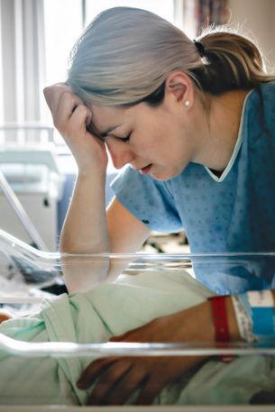 "Nie można mówić, że jakoś to będzie i że mają jeszcze inne dzieci". Jak pomóc rodzicom wcześniaków? Rozmowa z neonatologiem