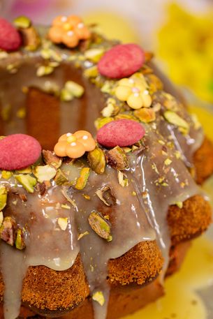 Pistacjowa babka z dodatkiem pysznej polewy waniliowej. Pozycja obowiązkowa na Wielkanoc