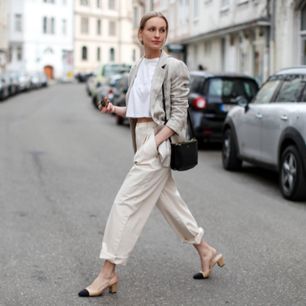 Czółenka w stylu Chanel – jak je nosić latem 2023? Pomysły na stylizacje z butami z czarnym noskiem