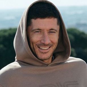 Wiosną będziesz nosić te męskie bluzy non stop. Sikora i Lewandowski już mają je w szafie