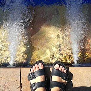 Buty damskie Birkenstock - klapki, sandały i japonki w stylizacjach. Jak je nosić?