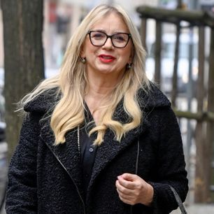 Rogalska zaskoczyła wyborem butów. Ten sportowy model jest teraz hitem w stylizacjach 50-latek