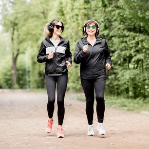 Najlepsze kurtki do biegania damskie na wiosnę 2024. TOP 3 modele nie tylko na jogging po okolicy