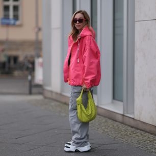 Buty damskie Nike w stylizacjach na wiosnę 2023. Jak nosić najmodniejsze sneakersy w tym sezonie? Podpowiadamy