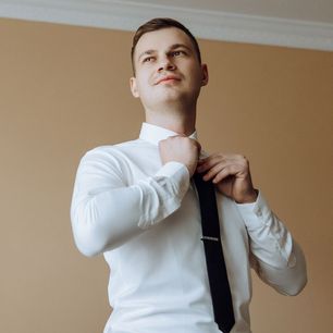 Jaką koszulę męską na wesele wybrać w 2024? Kompleksowy poradnik i inspiracje