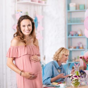 Idealna sukienka na baby shower? Podpowiadamy, jak się ubrać na tę okazję!
