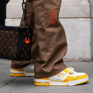Ciepłe sneakersy męskie na zimę 2023. Te modele w sportowym stylu będą hitami sezonu