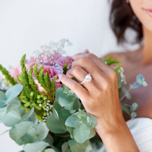 Najmodniejszy manicure ślubny 2024? Oto 3 wiodące trendy, które powinna znać każda przyszła panna młoda