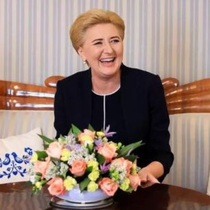 Nie musi się specjalnie stroić. Pierwsza dama wygląda elegancko nawet w „‬zwykłej” sukience. To hit dla 50-latek
