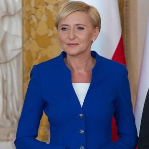 Modne sukienki Agaty Dudy – kreacje pierwszej damy, które pokochały Polki. Zainspiruj się jej stylem
