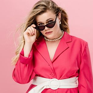 Stylizacje sylwestrowe dla puszystych – jak się ubrać na sylwestra w rozmiarze plus size? [PORADNIK]