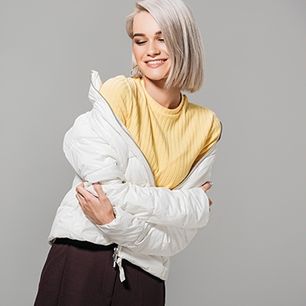 Stylizacje z kurtką pikowaną na wiosnę i lato 2021. Jak nosić najmodniejszy fason kurtki?